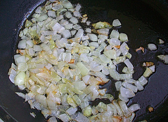 1. Этап. Соус из сметаны и майонеза: Обжариваем до золотистого цвета в небольшом количестве масла.