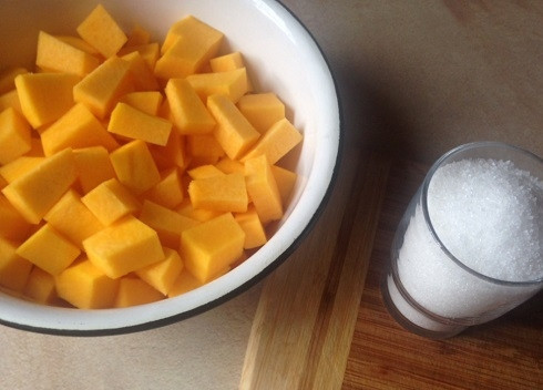 1. Этап. Тыквенные цукаты: Количество сахара регулируйте в зависимости от степени сладости вашей тыквы. Моя тыква сладкая, поэтому я использую стакан сахара.