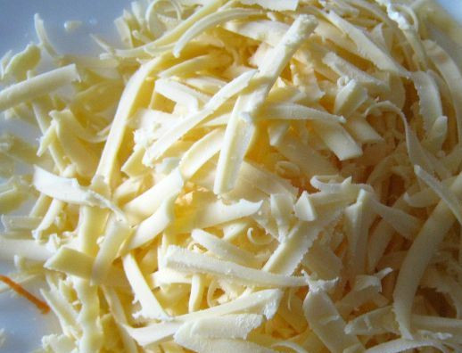 1. Этап. Второе из фарша: Твердый сыр натрите на терке.