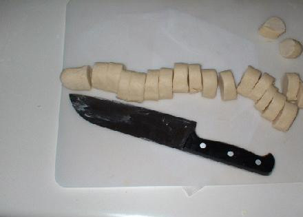 1. Этап. Японские пельмени Gyoza: Нарезаем на кусочки.