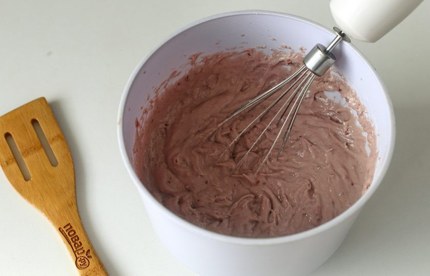 1. Этап. Пирог из стакана варенья: Все перемешайте до однородного состояния.