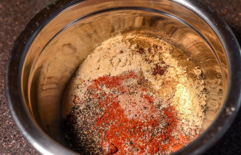 1. Этап. Свиные ребрышки с горчицей: 2. В другой миске смешайте сухие ингредиенты: сахар, паприку, соль, измельченные семена сельдерея, тмина, чесночный порошок, чили, горчичный и луковый порошок, черный перец.