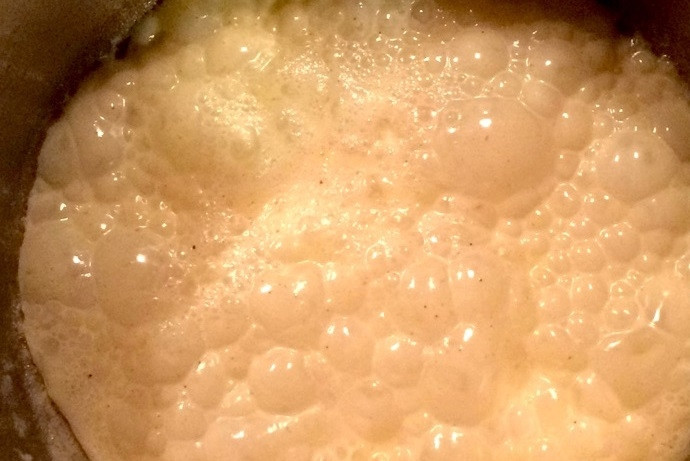 1. Этап. Самодельная паста: 8. Тем временем в сковороде растопите сливочное масло, добавьте измельченный зубчик чеснока и обжарьте его 30-60 секунд, затем влейте сливки и прогрейте. Выложите пасту в приготовленный соус, перемешайте.