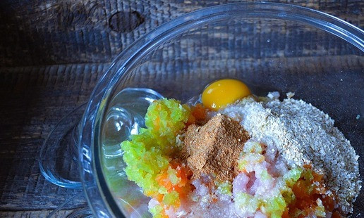 1. Этап. Биточки из индейки с овощами: Добавить специи, яйца, овсянку, соль. Перемешать и отбить фарш.