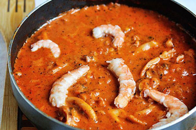 1. Этап. Спагетти с морепродуктами: Затем добавляем сливки и, опционально, очищенные креветки (их в морском коктейле обычно нет). Прогреваем еще минуты 2, добавляем специи - и снимаем с огня.