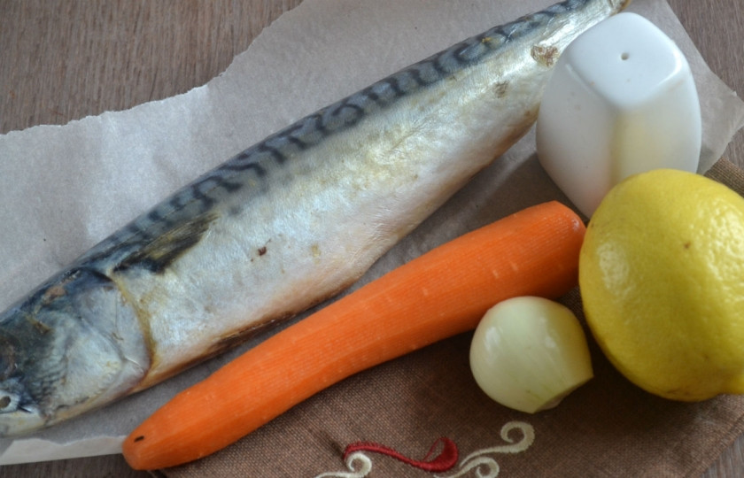 1. Этап. Запеченная скумбрия в фольге с морковкой: Приготовьте все необходимые ингредиенты. Скумбрию очистите от внутренностей, удалите жабры и хорошенько промойте рыбку внутри и снаружи. Лук и морковь очистите.