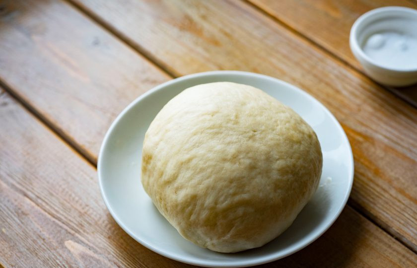 1. Этап. Слоеные лепешки с луком на сковороде: Замесите мягкое, эластичное тесто, не прилипающее к рукам.