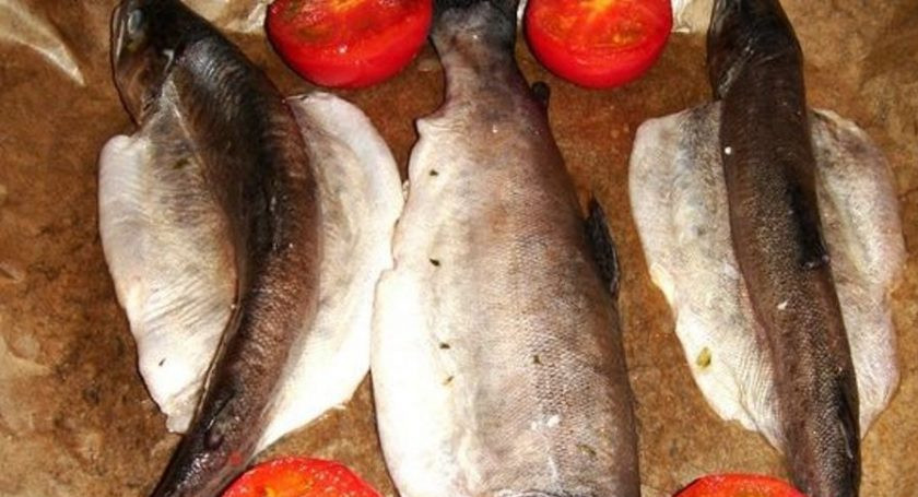 1. Этап. Форель белая: Маринованную рыбу переложите на противень, рядом с рыбой выложите половинки помидоров. Запекайте рыбу в разогретой духовке до 180 градусов до готовности в пределах 60 минут.