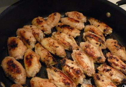 1. Этап. Куриные крылышки с бататом и черносливом: 2. Тем временем подрумяньте на сковородке кусочки курицы (около 4 минут на каждой стороне). Выкладывайте уже обжаренные кусочки на тарелку, солите и перчите.