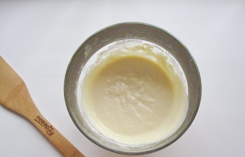 1. Этап. Заливной пирог с индейкой: Замесите тесто по консистенции как негустая сметана.