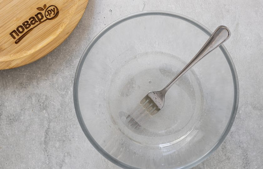 1. Этап. Лепешки на воде с луком: В глубокой миске смешайте с водой растительное масло и соль.