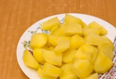 1. Этап. Картошка с морковью: Чистим картошку , моем и нарезаем кубиками среднего размера.