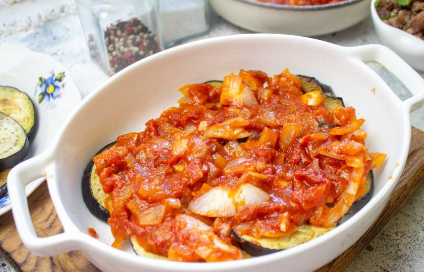 1. Этап. Запеканка из баклажанов по-гречески: Поверх распределите половину томатного соуса.