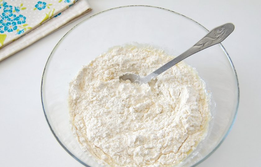 1. Этап. Домашняя ватрушка с шоколадной стружкой: 3. Перемешайте и частями введите муку.