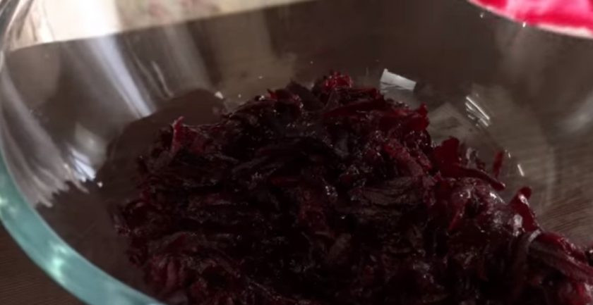 1. Этап. Закуска Ленивая шуба: 3. Одну часть сельди нарежьте мелкими кубиками, а вторую – широкими полосками. Свеклу подсолите, добавьте немного подсолнечного масла, несколько ложек майонеза.