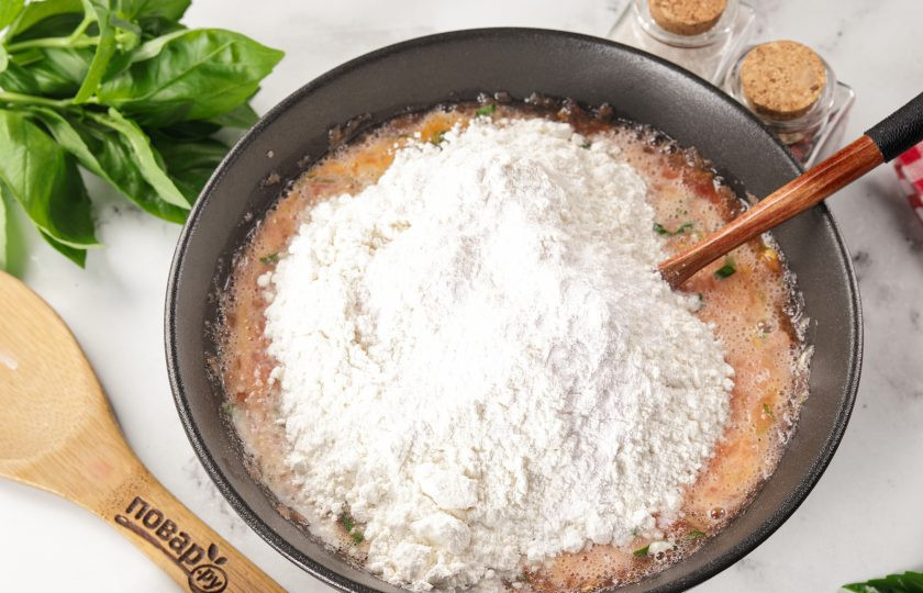 1. Этап. Томатные оладьи: Перемешайте, добавьте муку и разрыхлитель.