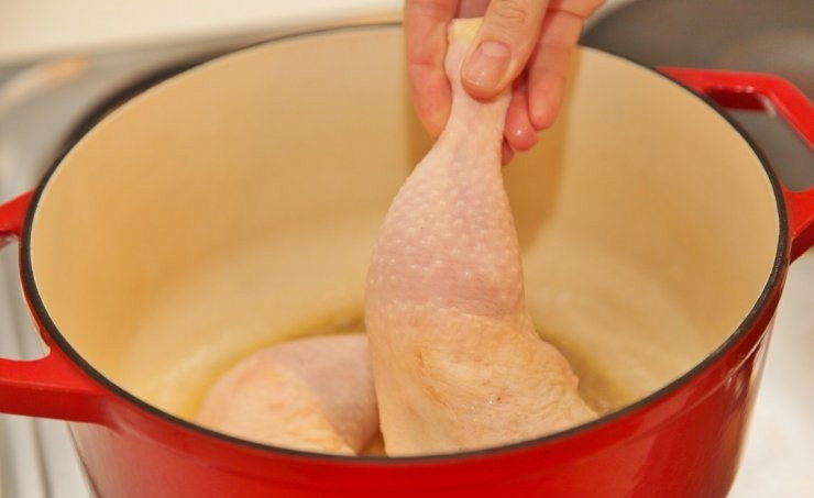 1. Этап. Луковый суп с курицей: В кастрюле с толстым дном, где будем варить суп, растапливаем сливочное масло и обжариваем в нем куриные ножки (целиком).