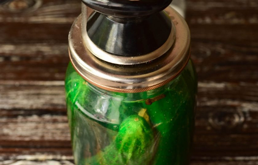 1. Этап. Огурцы в желатине: Банку закатайте крышкой.