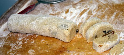 1. Этап. Печенье домашнее на сковороде: Достаем, раскатываем колбаску и нарезаем на кусочки.