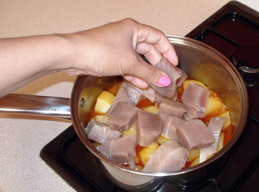 1. Этап. Мармитако: Когда картошка будет готова, выкладываем сверху кусочки тунца и закрываем крышку. Солим и перчим, по необходимости. Туши минут 5.