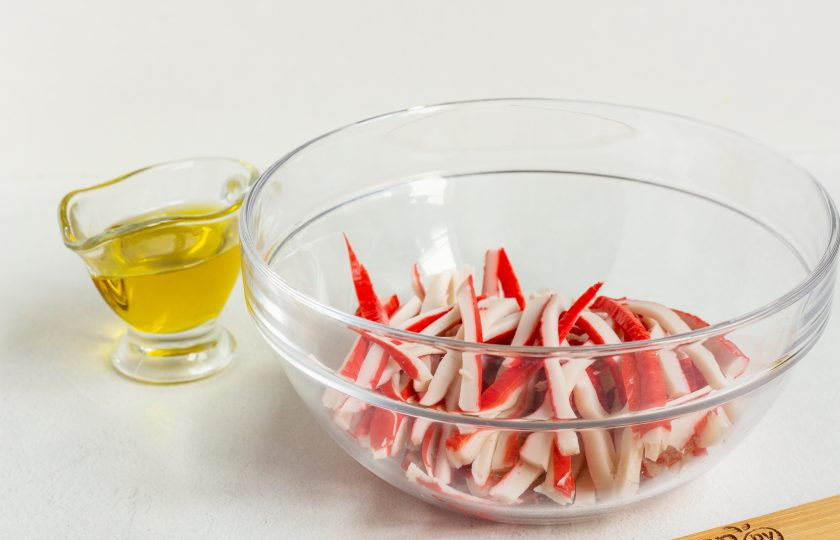 1. Этап. Салат Лайт: Крабовые палочки нарежьте тонкой соломкой, выложите в салатник.