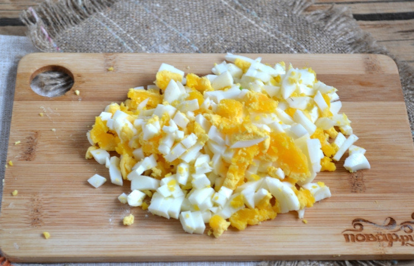 1. Этап. Пирожки с луком на кефире: Заранее отваренные яйца порежьте мелкими кубиками.