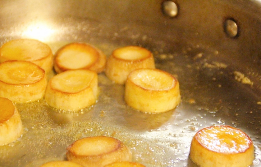 1. Этап. Вешенки жареные с чесноком: Растопите сливочное масло на сковороде и обжарьте колечки вешенок с обеих сторон до золотистого цвета.