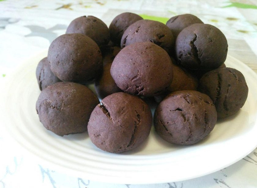 1. Этап. Трюфельные пряники: В процессе выпекания пряники немного увеличатся в объёме, на их поверхности появятся небольшие трещинки.