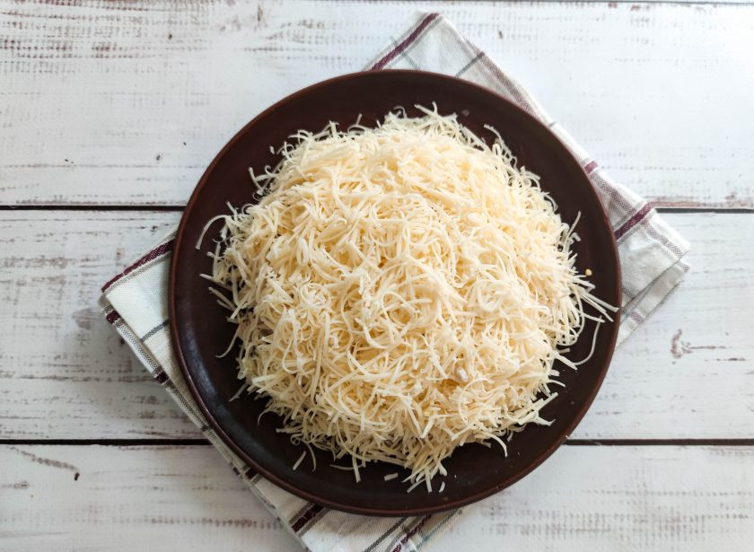 1. Этап. Салат Броненосец: Сверху салат посыпьте мелко тертым сыром.