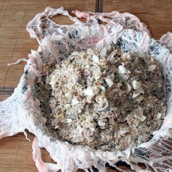 1. Этап. Сальник: 4. Выложить внутрь приготовленную начинку.