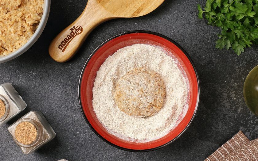 1. Этап. Котлеты из маринованных грибов: Соедините муку и сухари для панировки. Перемешайте. Сформируйте из грибного фарша небольшие котлеты и обваляйте их в приготовленной панировке.