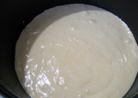 1. Этап. Бисквитные коржи в мультиварке Панасоник: 4. Чашу мультиварки смазываем сливочным маслом, но только дно, края не трогаем. Аккуратно вливаем бисквитное тесто.