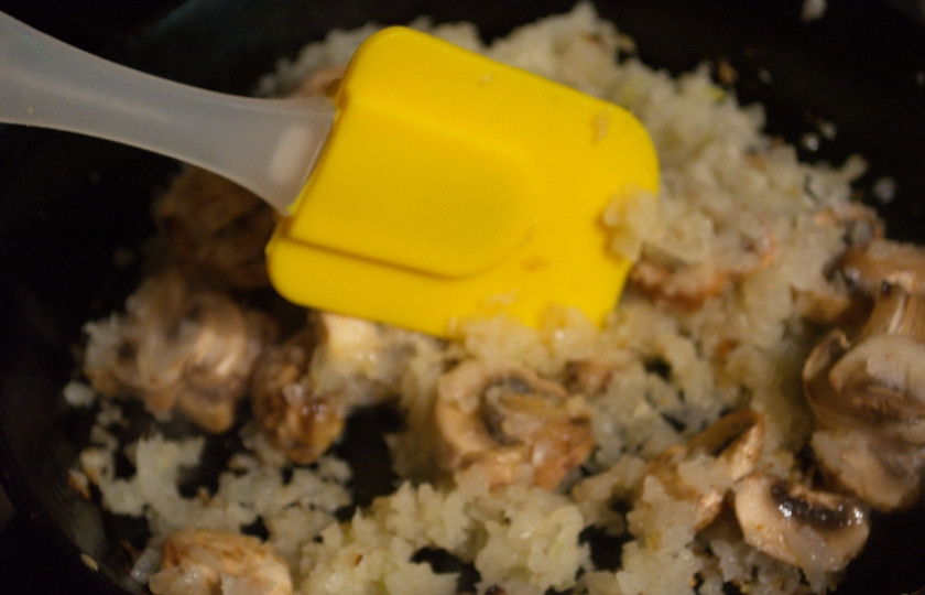 1. Этап. Пирог блинный с курицей: Добавьте нарезанные шампиньоны.