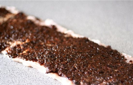 1. Этап. Мясной рулет с черносливом: Смазываем мясной пласт мягким сыром 