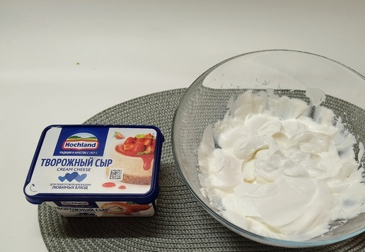 1. Этап. Булочки Клубочек с творожным сыром: Разбить бленером.