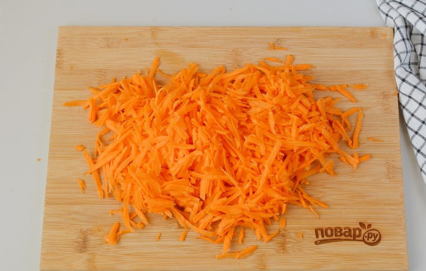 1. Этап. Квашеная капуста на зиму: Морковь очистите, натрите на крупной терке.