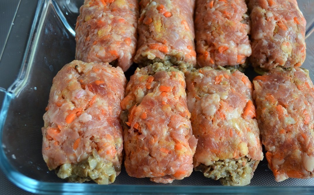 1. Stage. Cutlet rolls with mushrooms: Place the half-finished products in a heatproof mold.