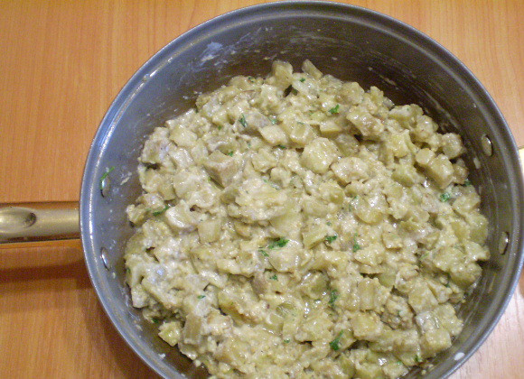 1. Этап. Баклажаны жареные с чесноком и сметаной: 8. Протушиваем 5 минут. Выключаем.