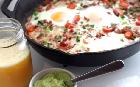 1. Этап. Ужин из ничего: Запекайте блюдо 5 минут, затем выключите духовку и оставьте там яичницу еще на 5 минут. Все готово, можно подавать.