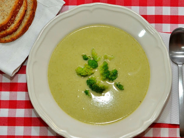 1. Этап. Крем-суп из брокколи с молоком: Перед подачей можете перелить крем-суп обратно в сковороду или кастрюльку и подогреть. Разливаем супчик по тарелочкам. Подаем с зеленью или оставшимися частями соцветий брокколи. Приятного аппетита!