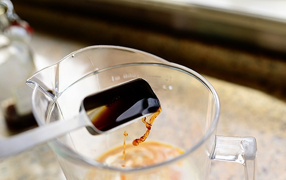 1. Этап. Воздушные бельгийские вафли: 3. Добавьте ванильный экстракт и взбейте все до однородности.