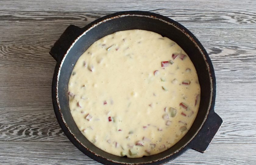 1. Этап. Шарлотка с ревенем: Форму для выпечки застелите пекарской бумагой. Перелейте тесто. Поставьте форму с тестом в разогретую до 180 градусов духовку на 40-45 минут. Учитывайте особенности своей духовки.