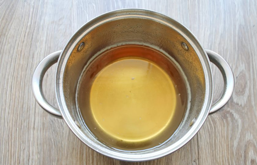 1. Этап. Варенье из мяты с лимоном: Варите варенье в течение 15 минут, снимая пену.