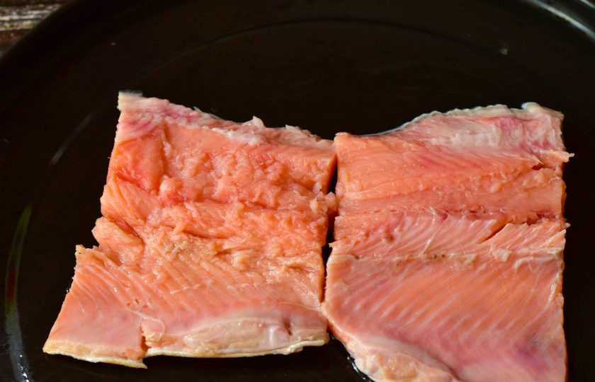 1. Этап. Горбуша с мексиканской смесью в духовке: Разрежьте рыбу вдоль, удалите косточки и хребет.