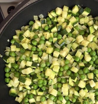 1. Этап. Холодный суп из цуккини и горошка: Добавить зелёный горошек и потушить ещё пару минут.
