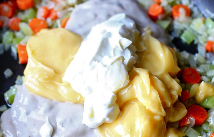 1. Этап. Куриный кассероль с лапшой: 4. Затем добавить грибной суп, куриный суп и сметану. Хорошо перемешать. Посолить и поперчить, если необходимо.