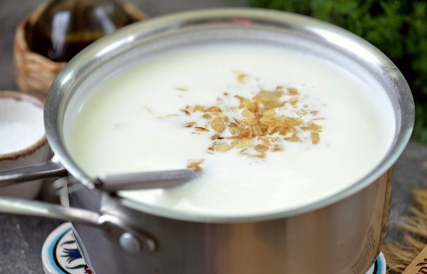 1. Этап. Кефирный суп Танов: Переложите обжаренный лук в готовый суп.