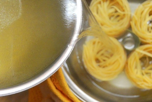 1. Этап. Французские макароны: В большой кастрюле вскипятите воду, посолите её по вкусу, влейте растительное масло, чтобы макароны при варке не склеились. Опустите в кипящую воду макаронные 