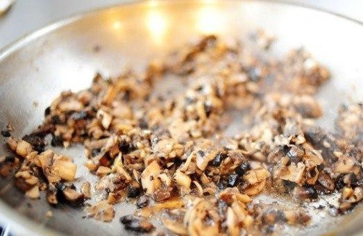 1. Этап. Конвертики с грибами: Тушим шампиньоны, пока не испарится вся жидкость.