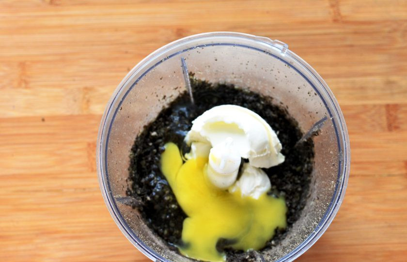 1. Этап. Вегетарианские фрикадельки с соусом песто: Добавьте рикотту, чеснок, яйцо, посолите и поперчите по вкусу. Пробейте еще раз до однородности. Переложите получившуюся массу в миску, добавьте рубленную петрушку, тертый пармезан и молотые сухари. Сухари лучше добавлять частями, перемешивая массу и пробуя скатать из нее небольшой шарик. Если переложить сухарей, фрикадельки будут трескаться.